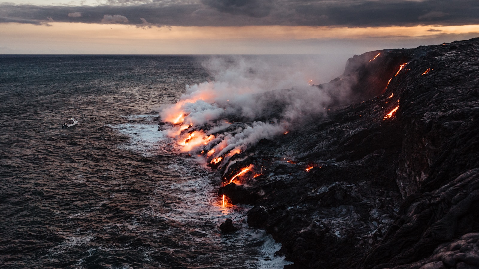 Big Island Hawaii Volcano Day Tour from Oahu: Hotel Pickup, Flights & Park Entry Included