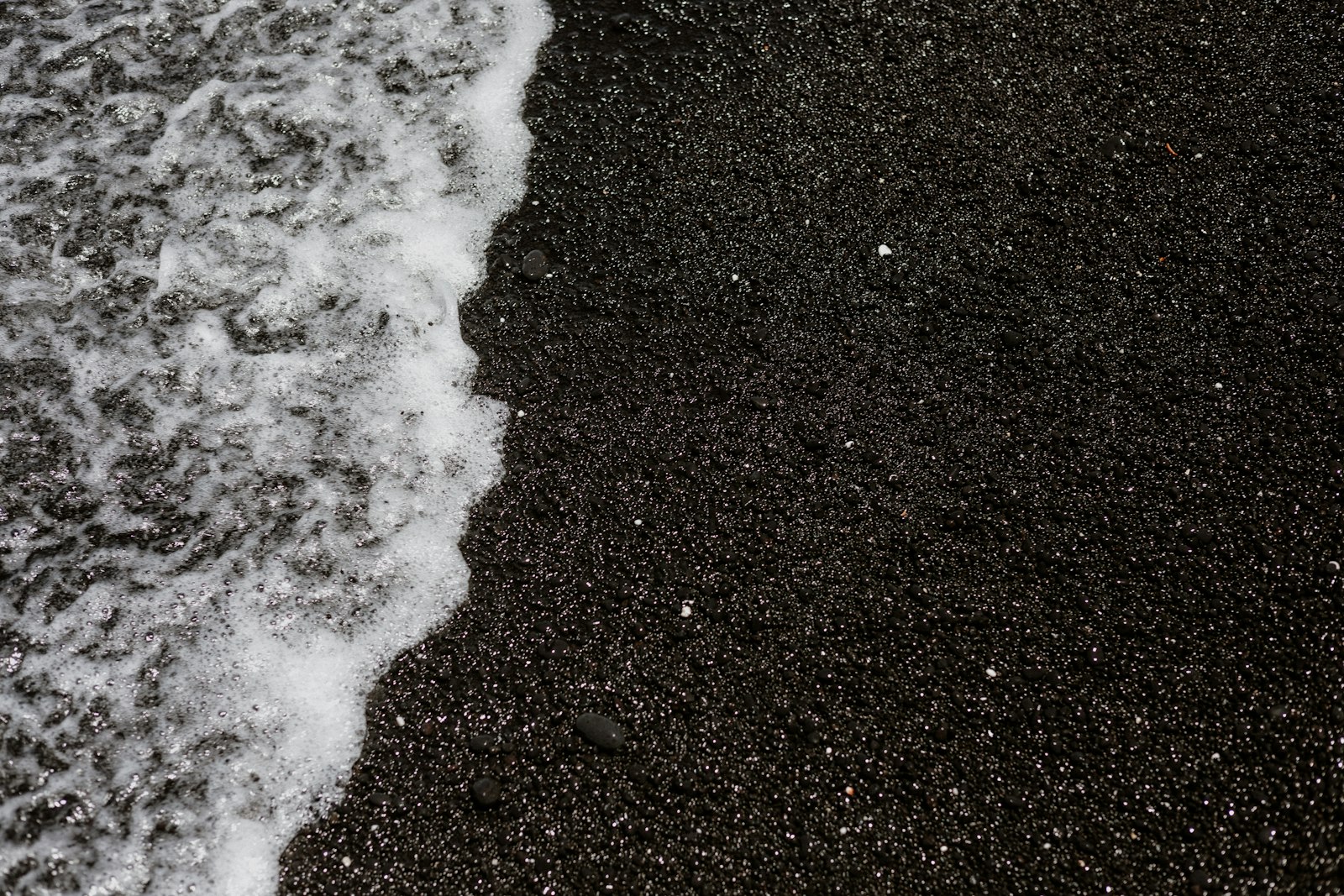 Dramatic black volcanic sand beach with turquoise Pacific Ocean waves on Hawaii's Big Island — Punaluu Beach area